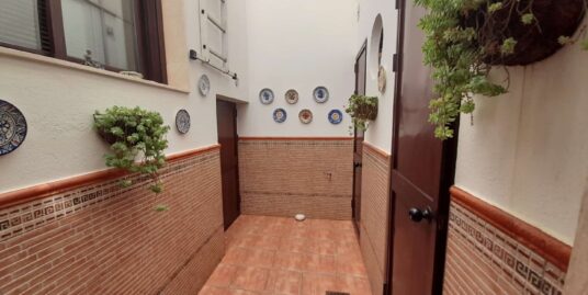CASA EN MUY BUENA ZONA, ALEGRE Y BONITA!!!