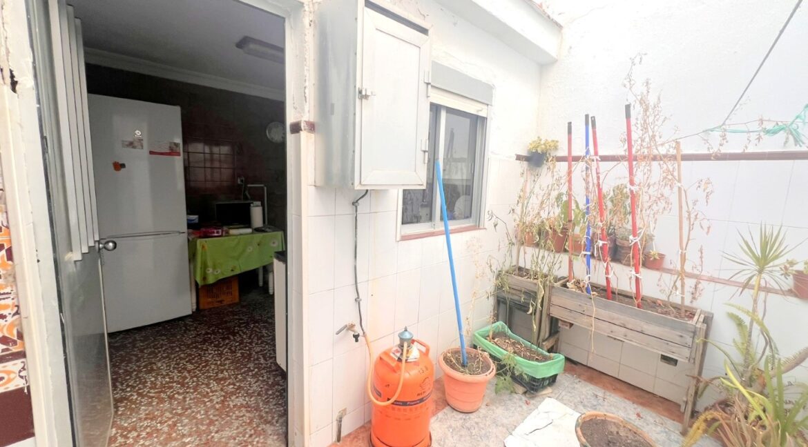 5eba8fb7-f8f1-4f6f-a5c5-3878dbb7d18e (Large)